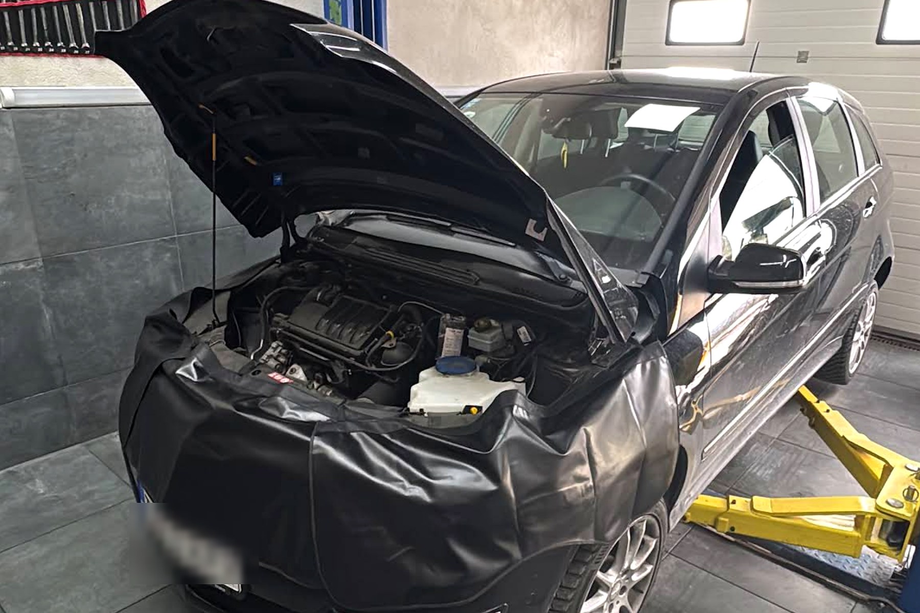 FixBox workshop in Sarajevo – car on the lift during DPF diagnostics