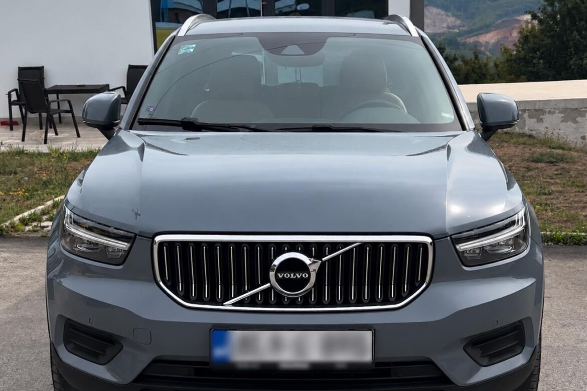 Volvo XC40 Partikelfilter-Reparatur in der FixBox-Werkstatt Sarajevo – Fahrzeug vor der Werkstatt